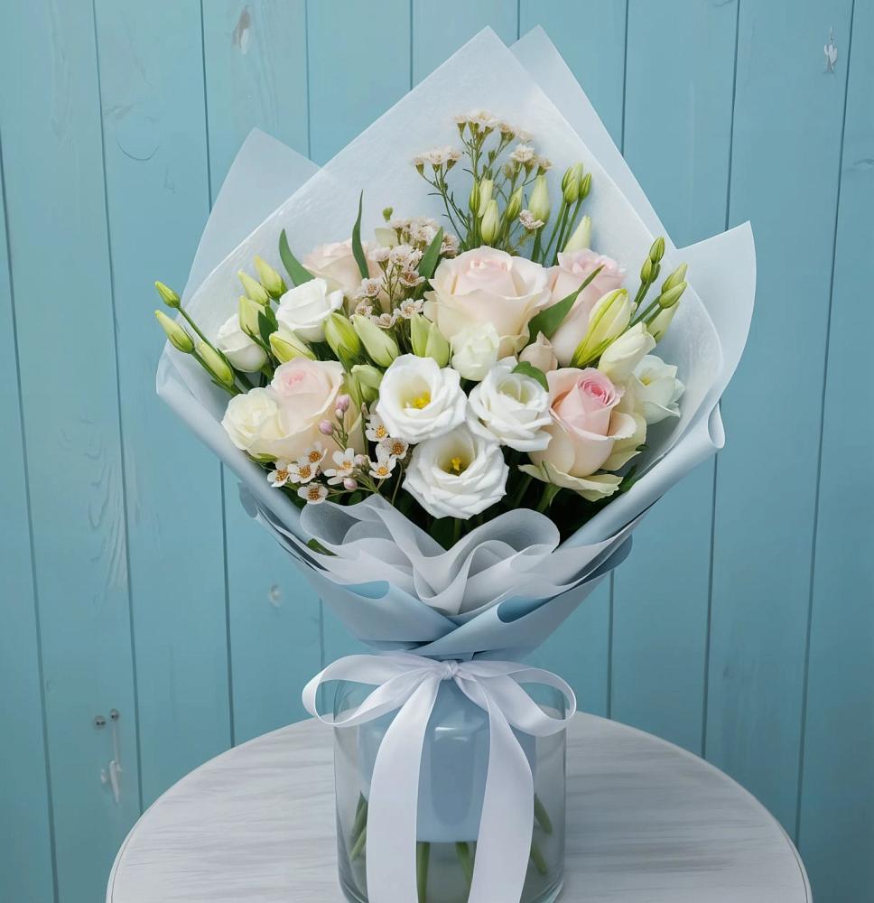 Букет цветов из: Розы и Лизиантусы в Любиме