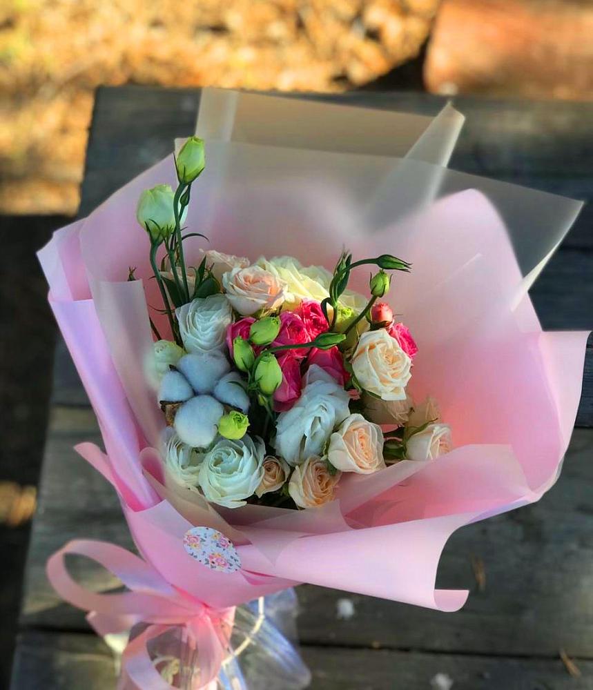 Букет цветов из: Розы и Лизиантусы в Любиме