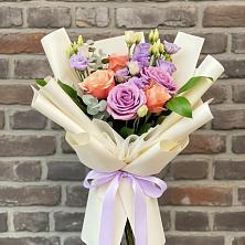 Букет цветов из:  Лизиантусы и Розы в Любиме